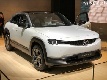 Een witte elektrische Mazda MX-30 te zien op het Autosalon van Brussel 2020.