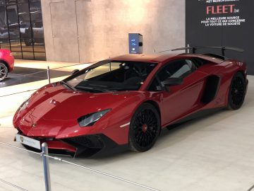 Rode Lamborghini Aventador tentoongesteld op de indoortentoonstelling van het Autosalon van Brussel 2020.