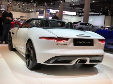 Witte jaguar f-type cabriolet tentoongesteld op het Autosalon van Brussel 2020.