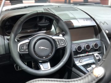 Close-up van het stuur en het dashboard van een moderne auto onthuld op het Autosalon van Brussel 2020.