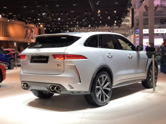 Witte Jaguar SUV tentoongesteld op het Autosalon van Brussel 2020.