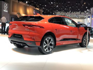 Rode jaguar i-pace elektrische SUV tentoongesteld op het Autosalon van Brussel 2020.