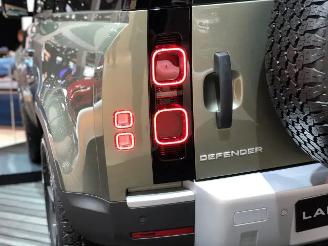 Close-up van de achterkant van een Land Rover Defender, met het achterlichtontwerp en de badges op het Autosalon van Brussel 2020.