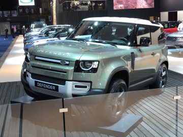 Een Land Rover Defender tentoongesteld op het Autosalon van Brussel 2020.