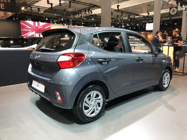 Een nieuwe zilveren Hyundai i10 te zien op het Autosalon van Brussel 2020.
