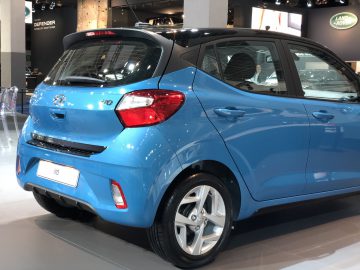 Blauwe Hyundai i10-auto tentoongesteld in de showroom van het Autosalon van Brussel 2020.