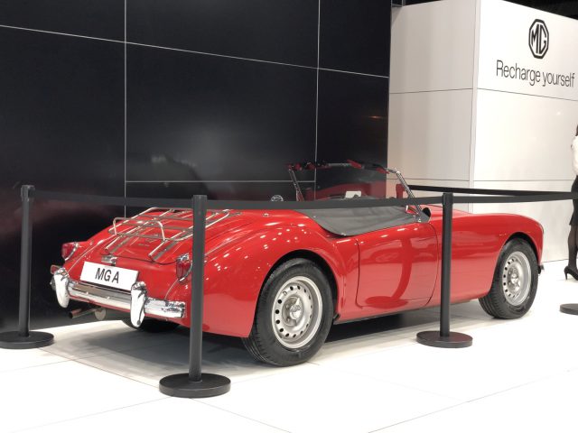 Rode vintage MG A roadster tentoongesteld op het Autosalon van Brussel 2020.
