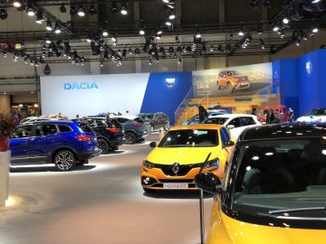 Autotentoonstelling op het Autosalon van Brussel 2020 met verschillende Dacia-voertuigen.