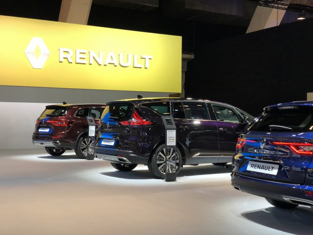 Renault-voertuigen te zien op het Autosalon van Brussel 2020 met het logo van het merk op de achtergrond.