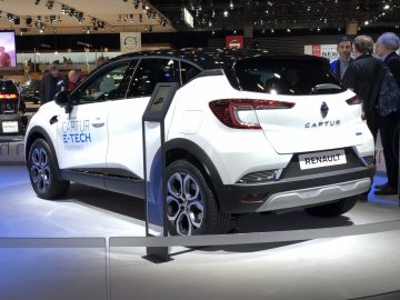 Een Renault Captur e-tech plug-in hybride te zien op het Autosalon van Brussel 2020 met bezoekers op de achtergrond.