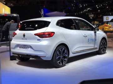 Een witte Renault Clio E-Tech hybride auto te zien op het Autosalon van Brussel 2020.