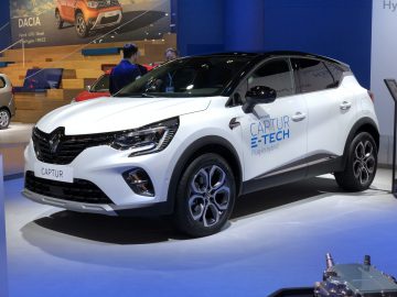 Een witte Renault Captur E-Tech plug-in hybride te zien op het Autosalon van Brussel 2020.