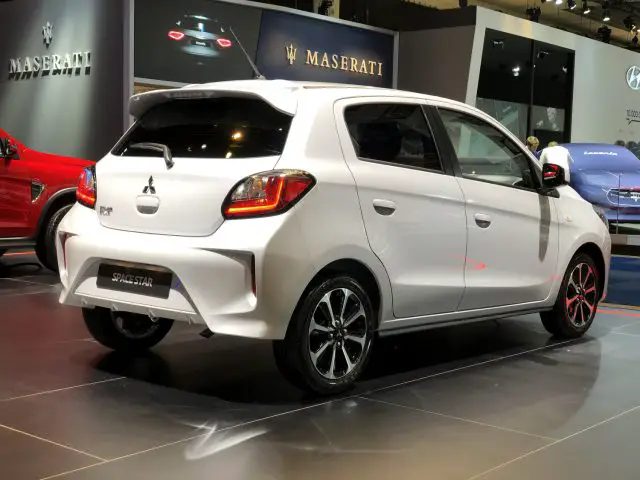 Witte Mitsubishi Space Star-auto tentoongesteld op het Autosalon van Brussel 2020.