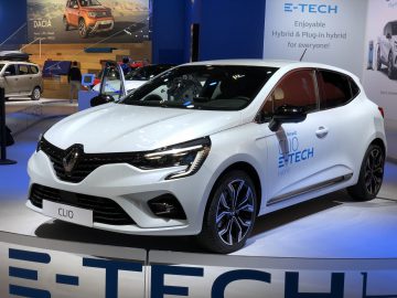 Witte Renault Clio B-Tech hybride auto tentoongesteld op het Autosalon van Brussel 2020.