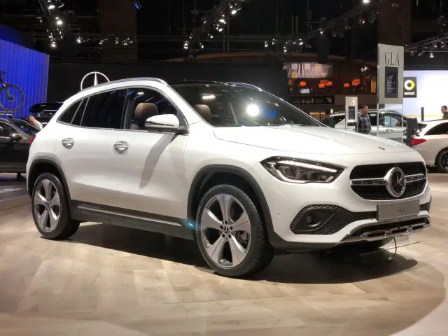 Een witte Mercedes-Benz SUV te zien op het Autosalon van Brussel 2020.
