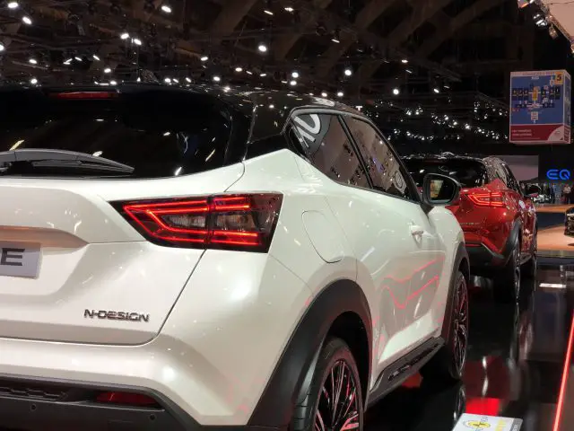 Witte SUV te zien op het Autosalon van Brussel 2020 met focus op de designdetails aan de achterkant.