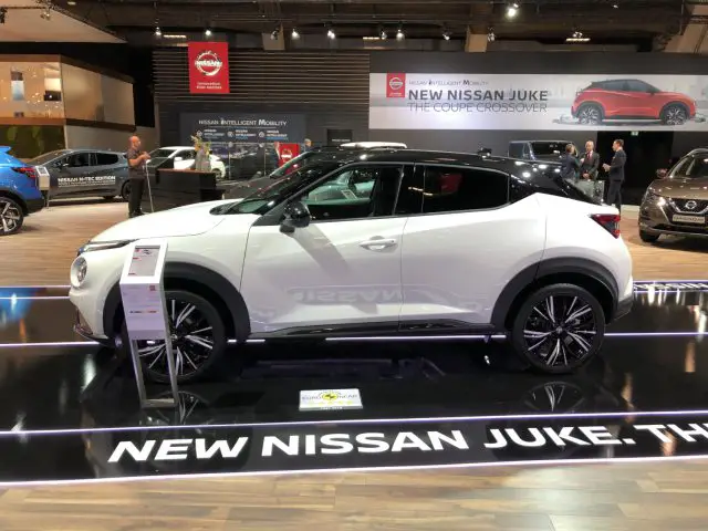 Een nieuwe Nissan Juke tentoongesteld op het Autosalon van Brussel 2020 met merk- en informatieborden.