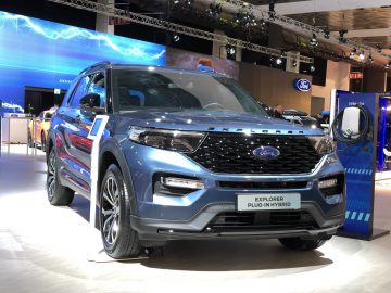 Blauwe Ford Explorer plug-in hybride te zien op het Autosalon van Brussel 2020.