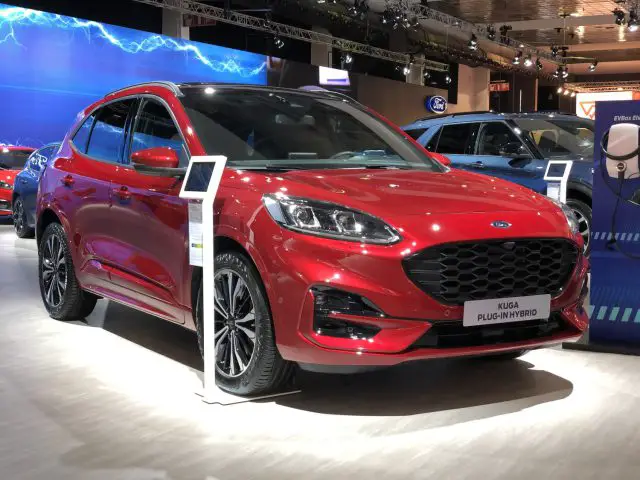 Rode Ford Kuga plug-in hybride te zien op het Autosalon van Brussel 2020.