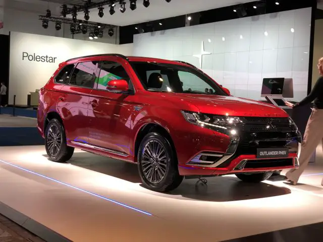 Rode Mitsubishi Outlander PHEV te zien op het Autosalon van Brussel 2020.