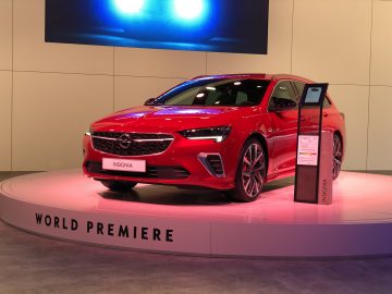 Een rood Opel Insignia-voertuig tentoongesteld tijdens zijn wereldpremière op het Autosalon van Brussel 2020.