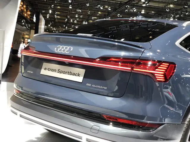 Close-up van het ontwerp van de achterkant en de achterlichten van een elektrisch voertuig Audi E-Tron Sportback, tentoongesteld op het Autosalon van Brussel 2020.