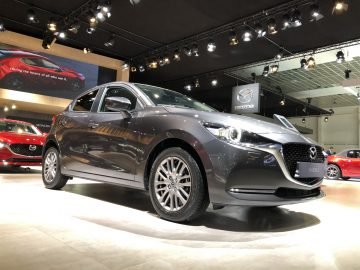 Een grijze Mazda3 sedan tentoongesteld op het Autosalon van Brussel 2020.