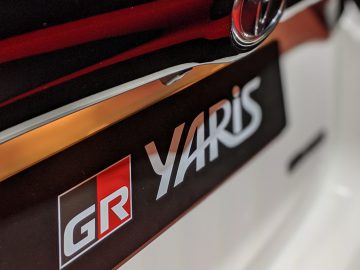 Close-up van een GR Yaris-embleem op de achterklep van een auto.
