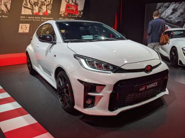 Een GR Yaris tentoongesteld op een autoshow.