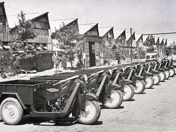 Een rij militaire caravans stond opgesteld in een straat voor de Mazda-kazerne.