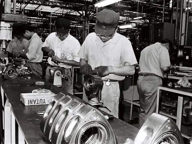Werknemers die Mazda-onderdelen assembleren in een industriële productiefaciliteit.