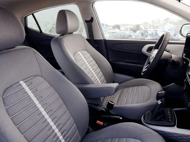 Binnenaanzicht van een Hyundai i10 met de voorstoelen en het dashboard.