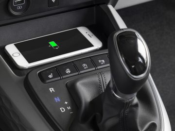 Smartphone opladen in de middenconsole van een Hyundai i10 met automatische versnellingspook.