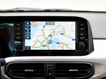 Het infotainmentsysteem van een Hyundai i10 geeft een navigatiekaart met een route weer.