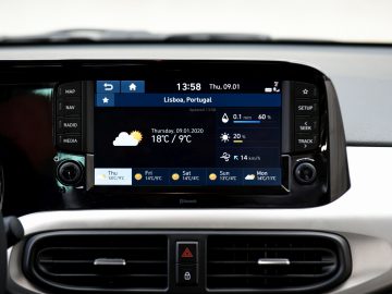 Hyundai i10-infotainmentsysteem met weersvoorspelling en navigatie-opties.