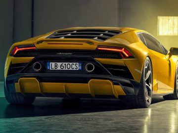 De achterkant van een gele Lamborghini Huracán EVO RWD.