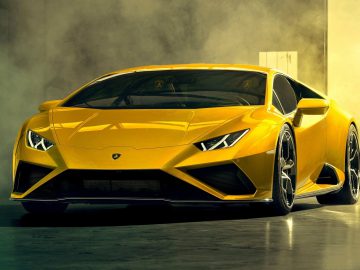 De nieuwe Lamborghini Huracán EVO RWD wordt getoond in een met rook gevulde ruimte.