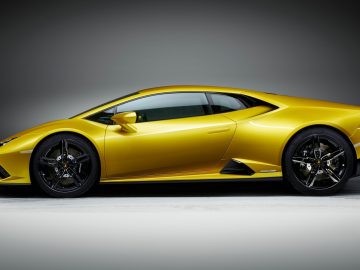 De Lamborghini Huracán EVO RWD 2019 is in het geel weergegeven.