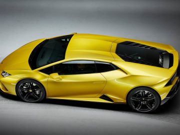 De nieuwe Lamborghini Huracán EVO RWD is een gele sportwagen.
