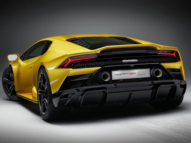 De achterkant van een gele Lamborghini Huracán EVO RWD-sportwagen.