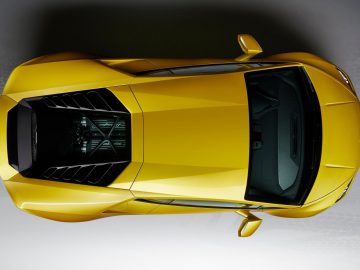 Het bovenaanzicht van een gele Lamborghini Huracán EVO RWD.
