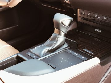 Automatische transmissieversnelling in de cabine van een Lexus ES 300h.