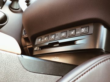Lexus ES 300h autodeurinterieur met bedieningsknoppen voor ramen en zijspiegels.