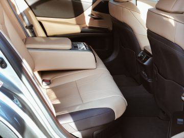 Luxe Lexus ES 300h interieur met lederen stoelen en moderne console.