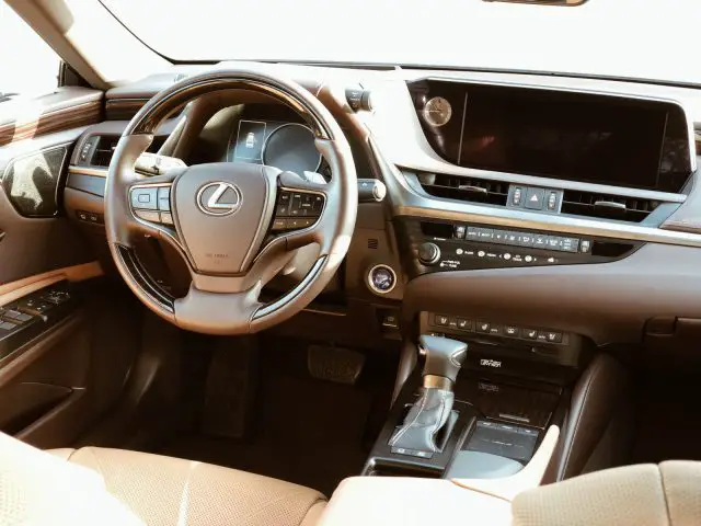 Binnenaanzicht van een Lexus ES 300h-voertuig met het stuur, het dashboard en de middenconsole.