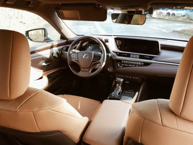 Binnenaanzicht van een Lexus ES 300h met het stuur, het dashboard en de leren stoelen.