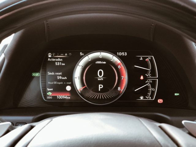 Digitale snelheidsmeter van de Lexus ES 300h die 0 km/u aangeeft bij een volle brandstoftank en een buitentemperatuur van 5 graden Celsius.