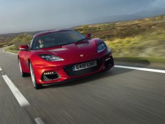 Rode Lotus Evora GT410 rijdt op een landweg.