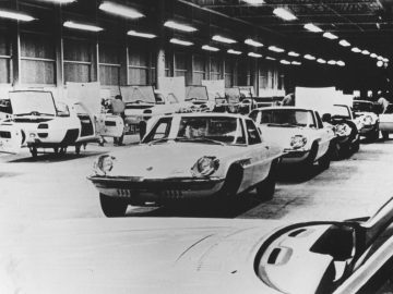 Vintage Mazda-auto's in verschillende stadia van assemblage op een fabrieksproductielijn.