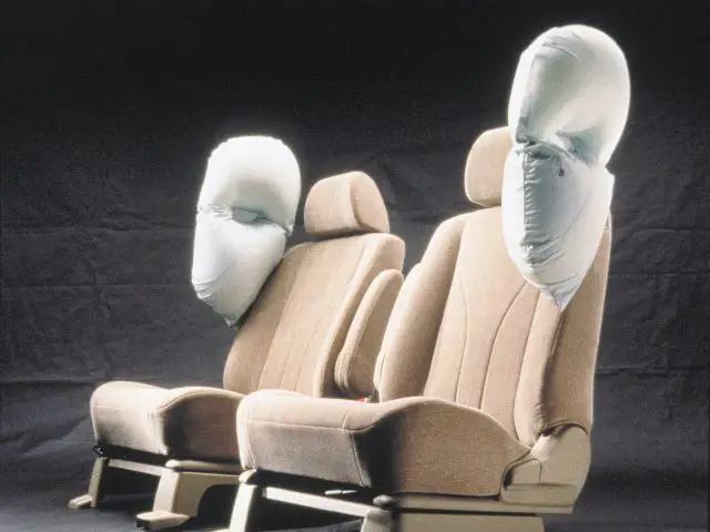 Ingezette airbags in Mazda-autostoelen tegen een donkere achtergrond.
